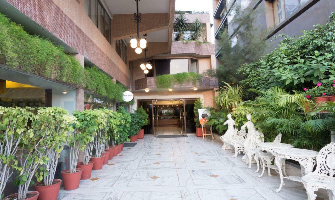 Hotel Crown Palace Indore Exteriör bild